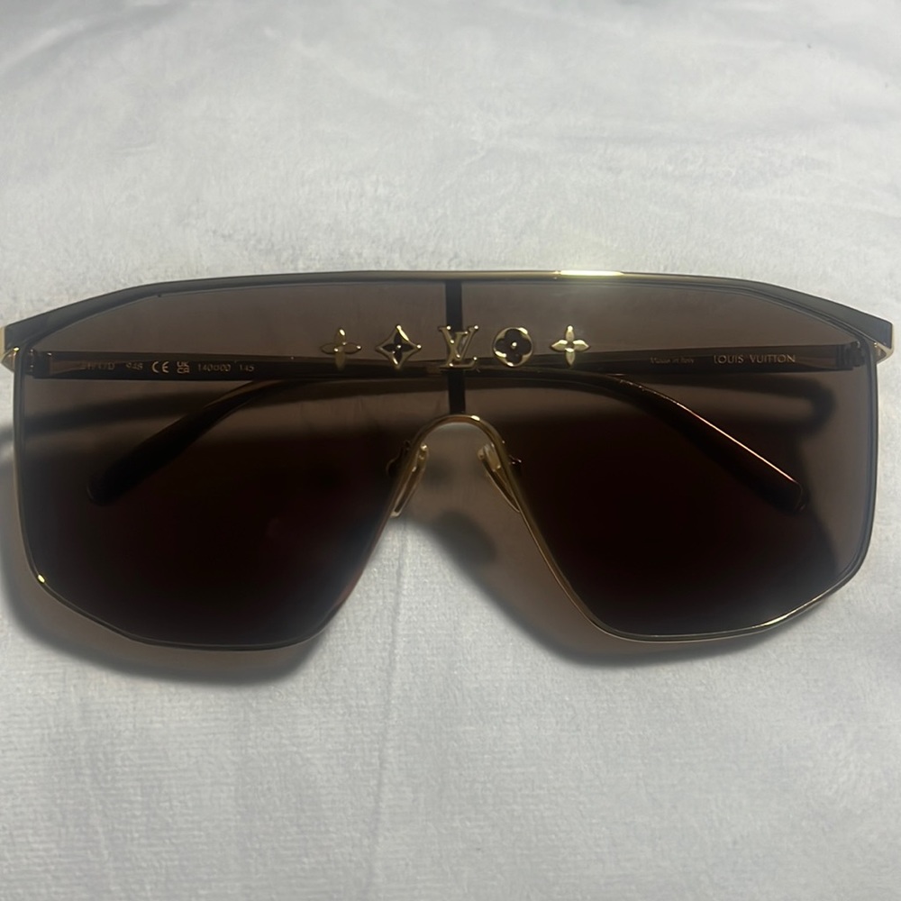 Louis Vuitton like new golden mask sunglasses comes w box